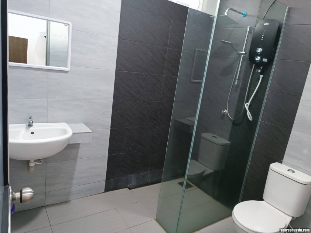 tandas-dalam-masterbedroom-homestay